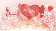 Standbild aus Musikvideo: Aufgeklapptes Herz-Ornament mit dem Songtitel: Singin'