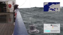Standbild des Case-Videos: Forschungssonde wird seitlich des Schiffes FS Heincke aus dem Wasser gezogen