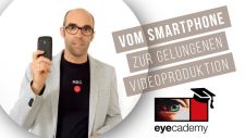 Standbild aus eyecademy-Film: Moderator Sascha Schiffbauer mit Typo 'Vom Smartphone zur gelungenen Videoproduktion'