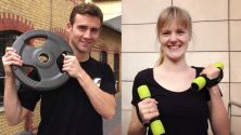 Zwei Standbilder aus Imagefilm: links Trainer Philipp mit Hantelgewicht, rechts Trainerin Luisa mit zwei Hanteln