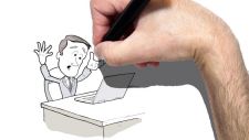 Standbild aus Whiteboard-Erklärvideo: Hand zeichnet ratlosen Mann hinter aufgeklapptem Laptop am Schreibtisch