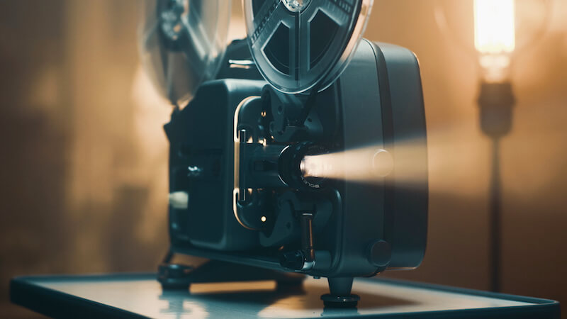 Standbild aus Kurzfilm: Filmprojektor mit Projektionslichtstrahl