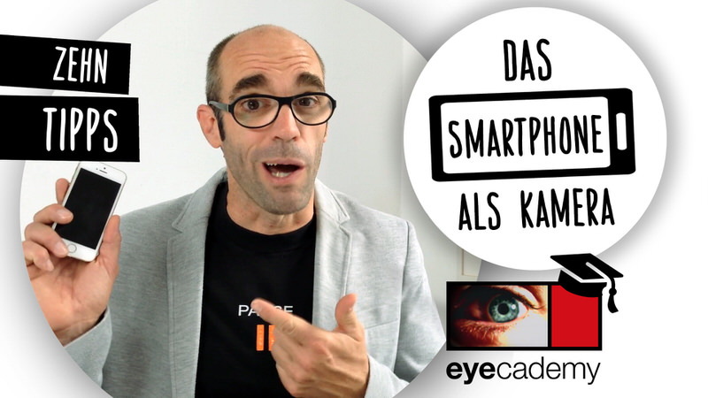 Video-Thumbnail des eyecademy-Films: Moderator Sascha Schiffbauer mit Typo 'Zehn Tipps - Das Smartphone als Kamera'